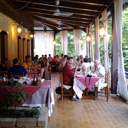 Albergo Ristorante Flora فيتوريو فينيتو المظهر الخارجي الصورة