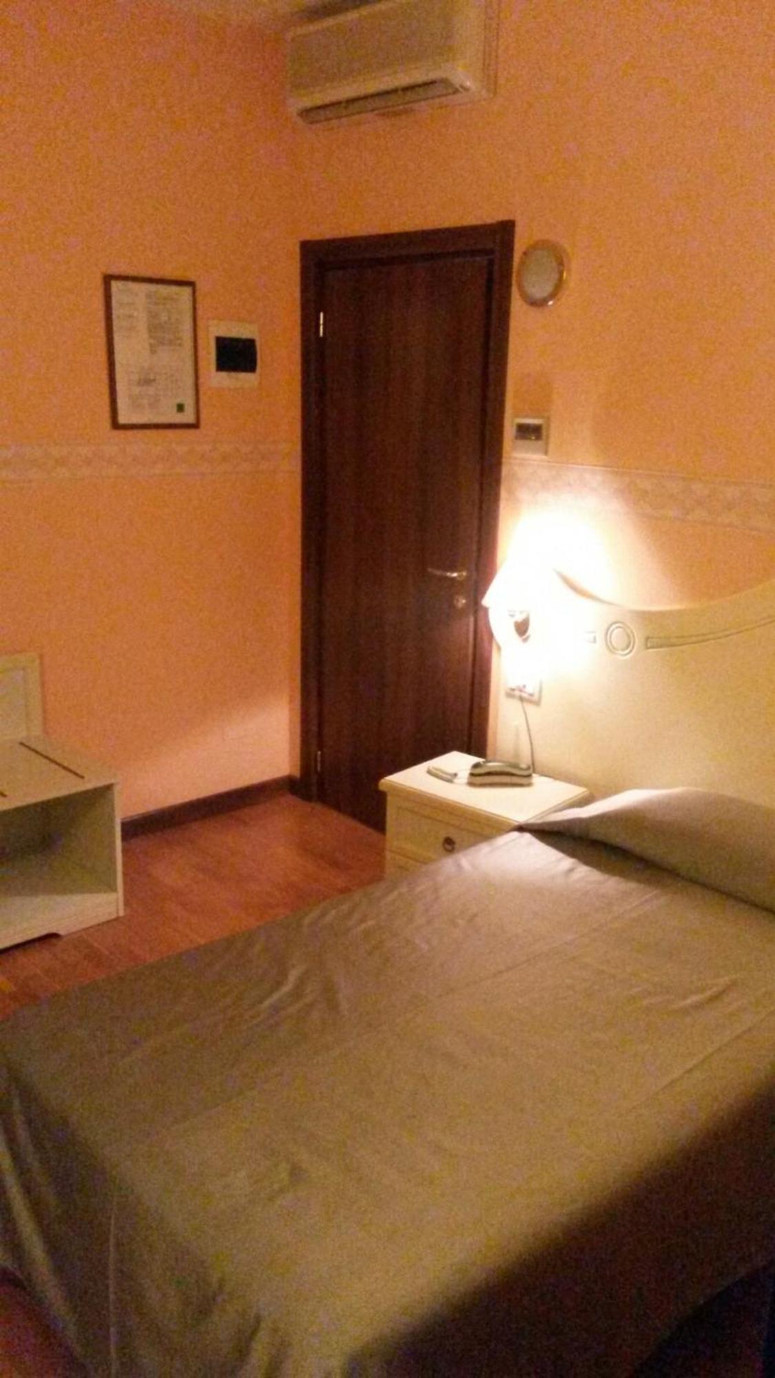 Albergo Ristorante Flora فيتوريو فينيتو الغرفة الصورة
