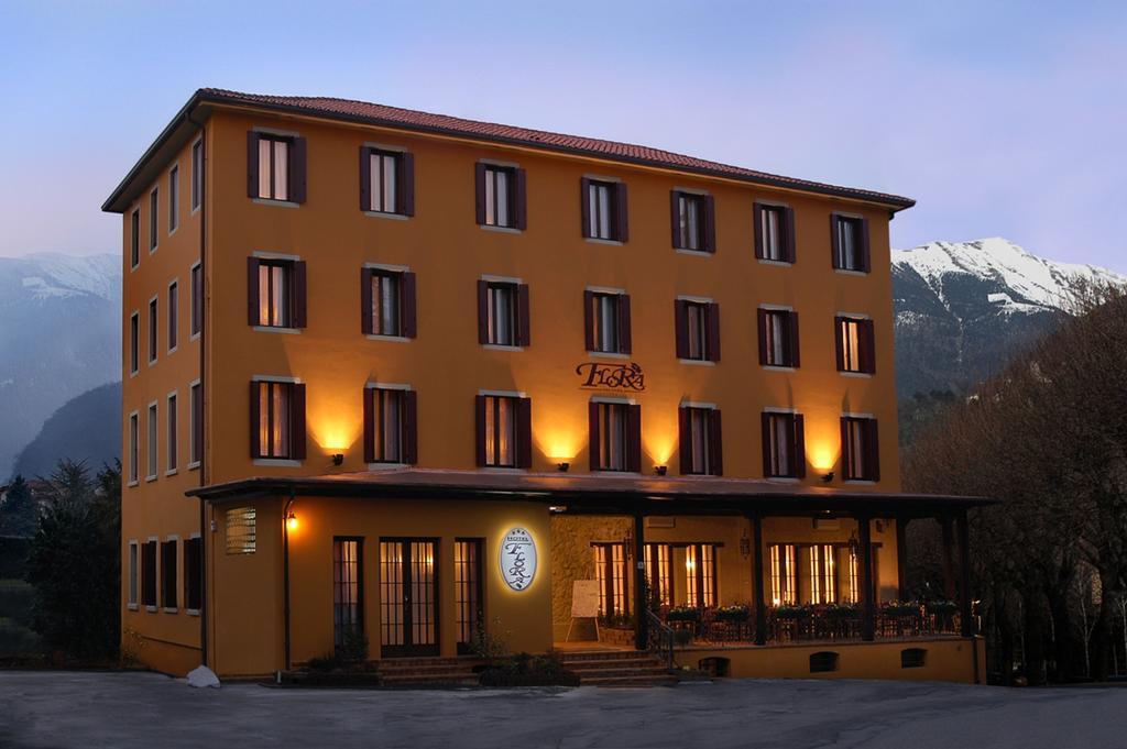 Albergo Ristorante Flora فيتوريو فينيتو المظهر الخارجي الصورة